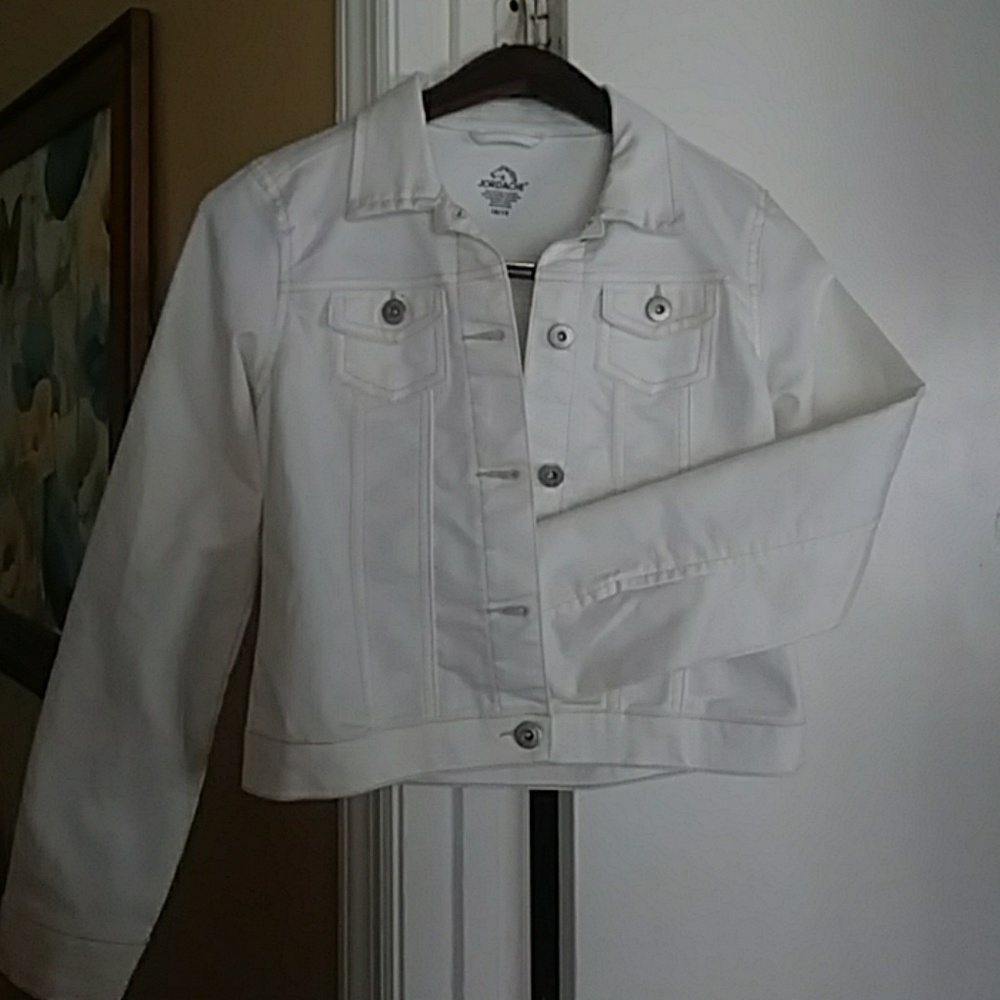 White jean jacket🌻